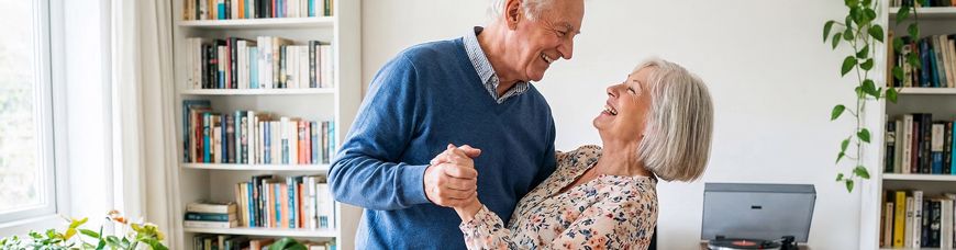 Älteres Paar tanzt im Wohnzimmer