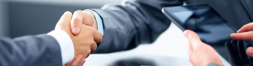 Händeschütteln und ein Tablet