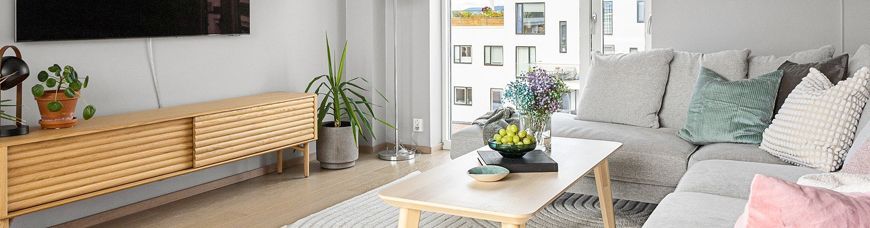 Wohnzimmer mit Sofa und Tisch